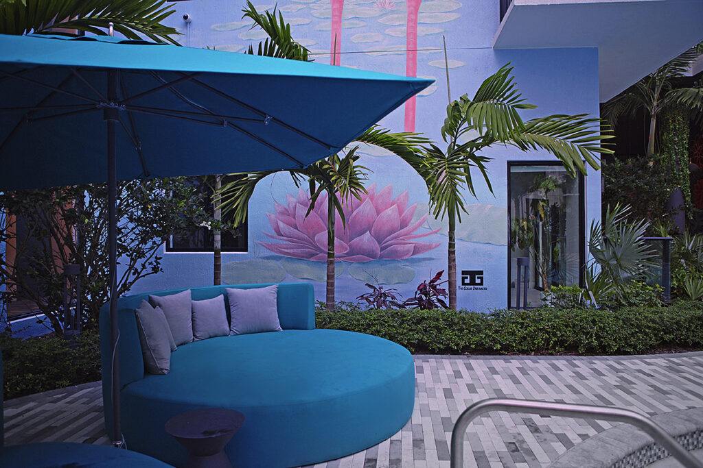 Mural-City-palce-Doral-Leksa-Luxury-Apartments-The-Color-Dreamers