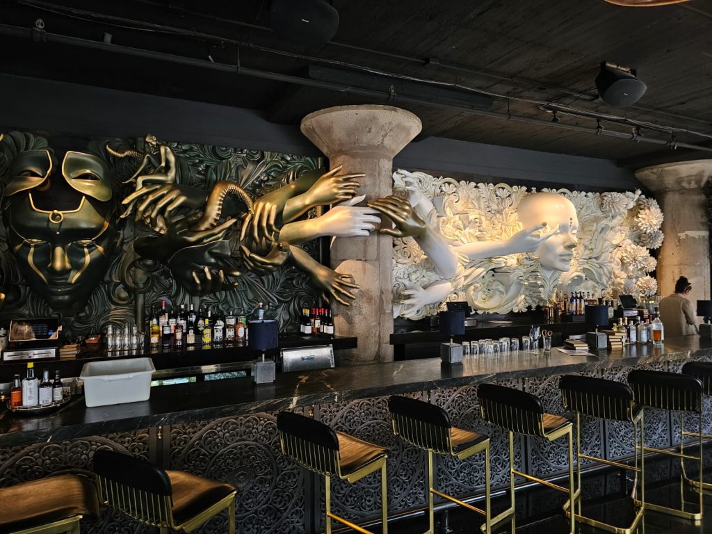 miami sculptural art the color dreamers