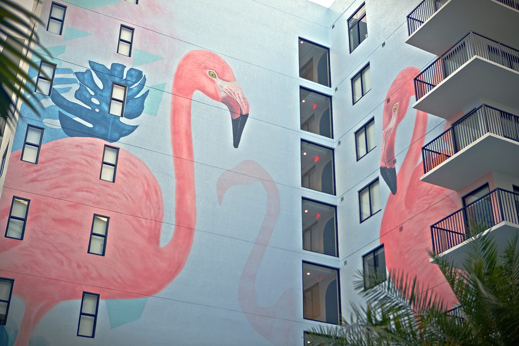multistory-flamingo-mural-doral-color-dreamers